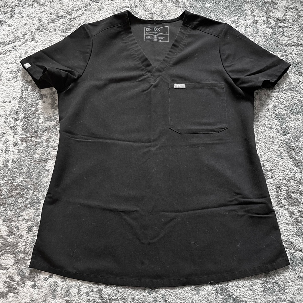 FIGS Catarina one-pocket black scrub top